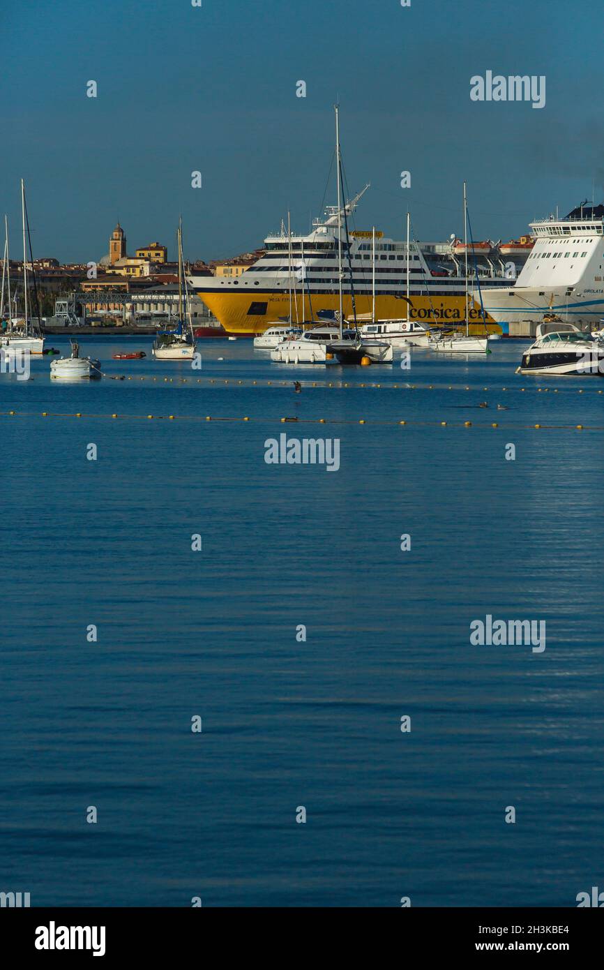 FRANCE.CORSE DU SUD (2A) AJACCIO.PORT DE PLAISANCE D'AMIRAUTÉ.LES FERRIES DE CORSE ET LES FERRIES MERIDIONALE AMARRÉS Banque D'Images