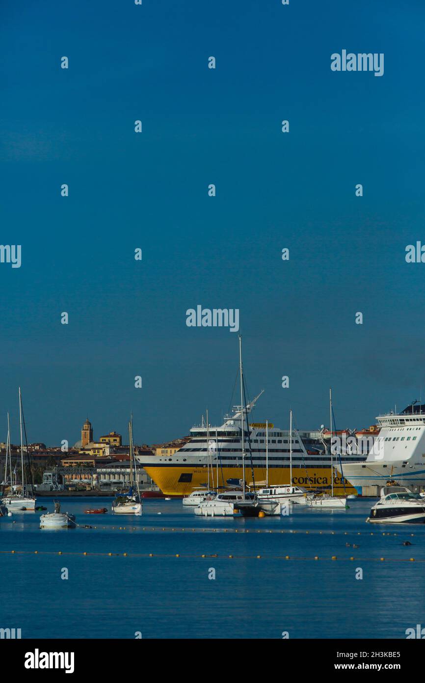 FRANCE.CORSE DU SUD (2A) AJACCIO.PORT DE PLAISANCE D'AMIRAUTÉ.LES FERRIES DE CORSE ET LES FERRIES MERIDIONALE AMARRÉS Banque D'Images