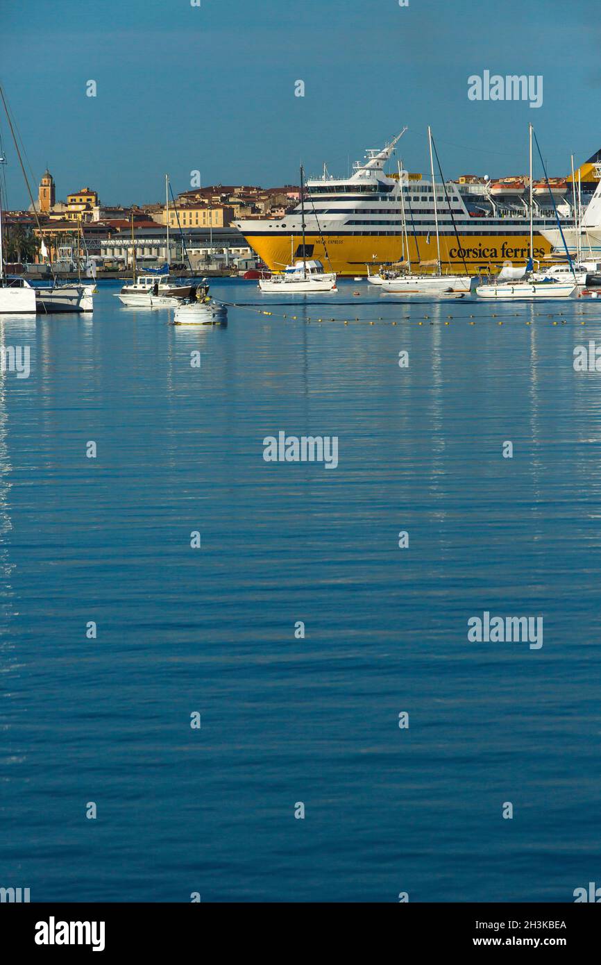 FRANCE.CORSE DU SUD (2A) AJACCIO.PORT DE PLAISANCE D'AMIRAUTÉ.LES FERRIES DE CORSE ET LES FERRIES MERIDIONALE AMARRÉS Banque D'Images