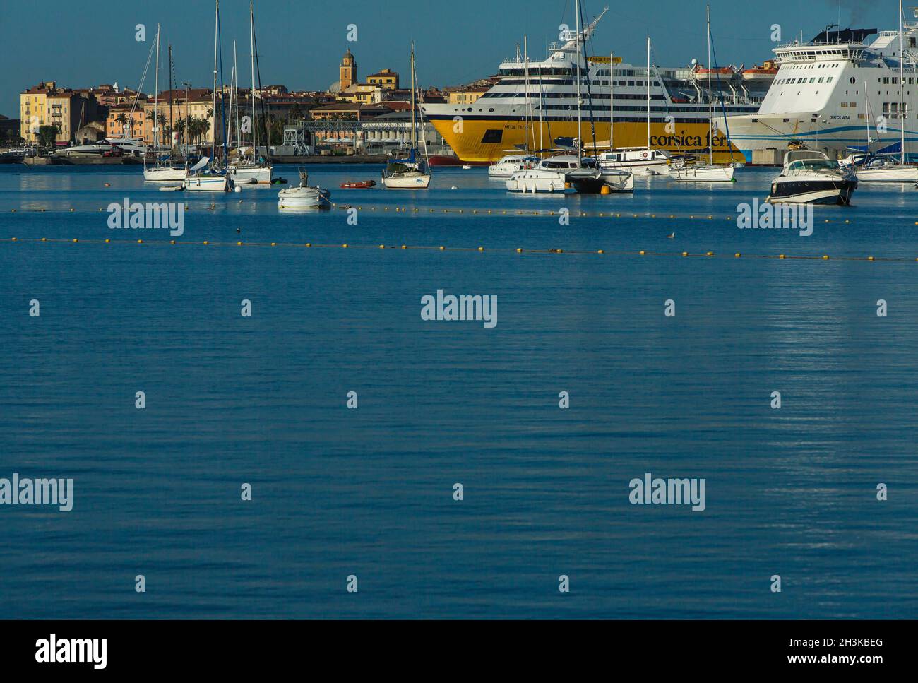 FRANCE.CORSE DU SUD (2A) AJACCIO.PORT DE PLAISANCE D'AMIRAUTÉ.LES FERRIES DE CORSE ET LES FERRIES MERIDIONALE AMARRÉS Banque D'Images