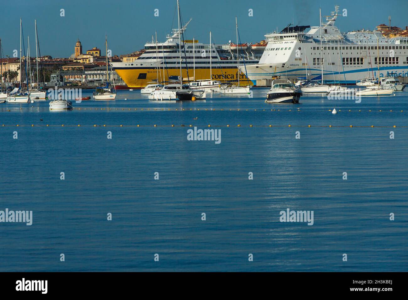 FRANCE.CORSE DU SUD (2A) AJACCIO.PORT DE PLAISANCE D'AMIRAUTÉ.LES FERRIES DE CORSE ET LES FERRIES MERIDIONALE AMARRÉS Banque D'Images