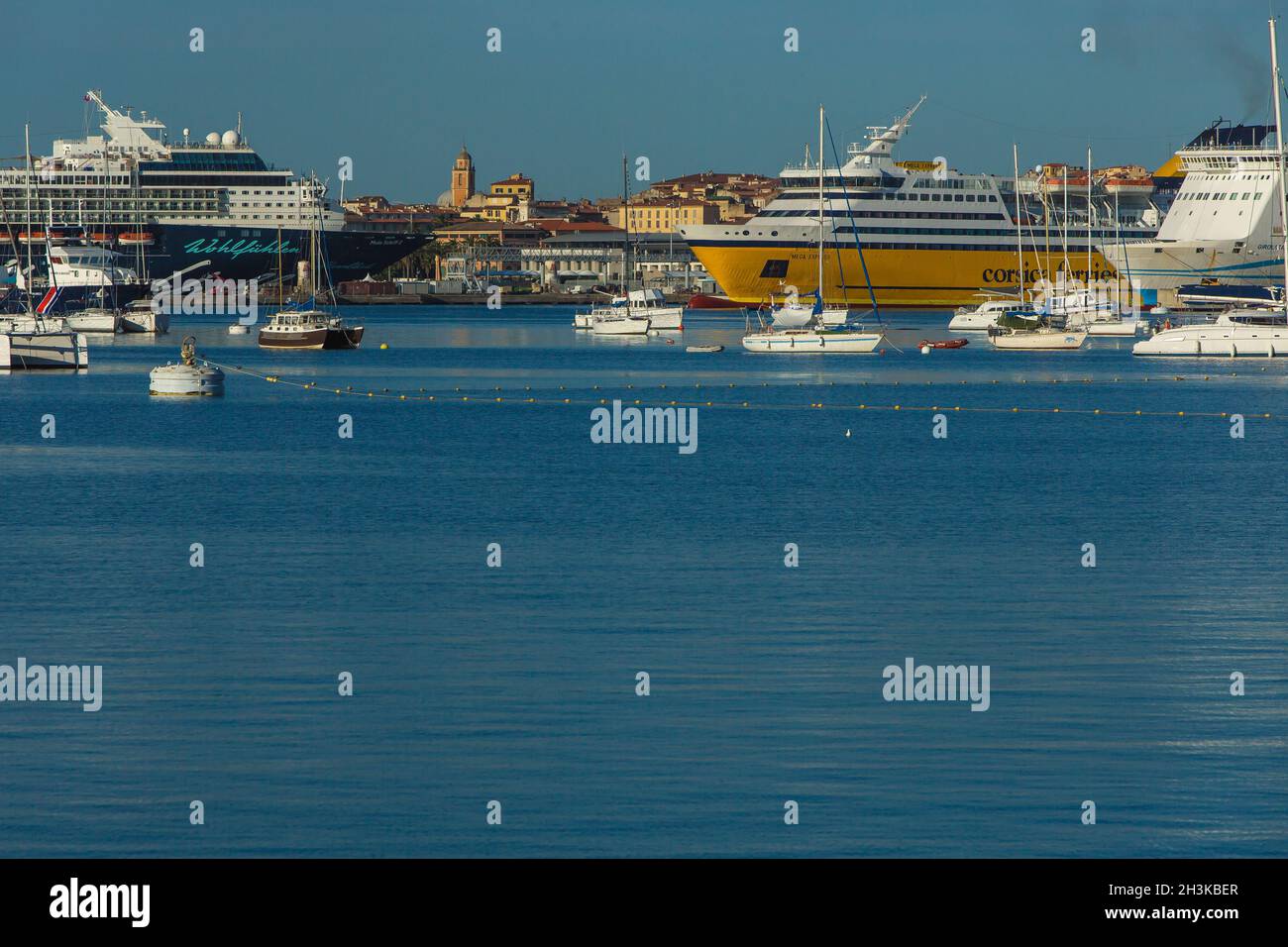FRANCE.CORSE DU SUD (2A) AJACCIO.PORT DE PLAISANCE D'AMIRAUTÉ.LES FERRIES DE CORSE ET LES FERRIES MERIDIONALE AMARRÉS Banque D'Images