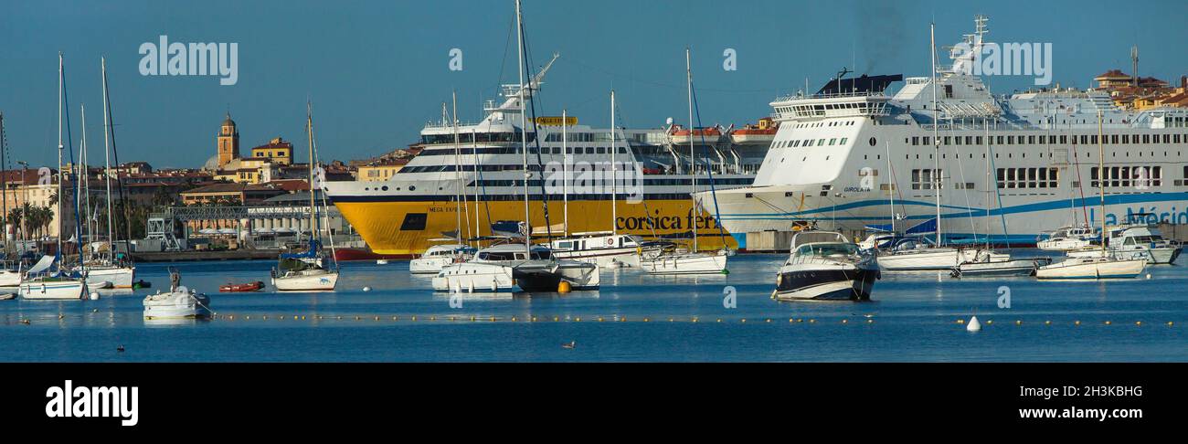 FRANCE.CORSE DU SUD (2A) AJACCIO.PORT DE PLAISANCE D'AMIRAUTÉ.LES FERRIES DE CORSE ET LES FERRIES MERIDIONALE AMARRÉS Banque D'Images