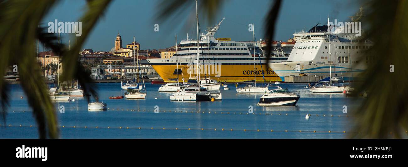 FRANCE.CORSE DU SUD (2A) AJACCIO.PORT DE PLAISANCE D'AMIRAUTÉ.LES FERRIES DE CORSE ET LES FERRIES MERIDIONALE AMARRÉS Banque D'Images