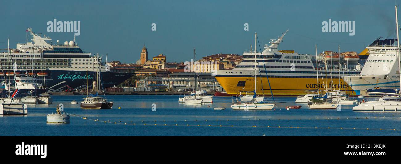 FRANCE.CORSE DU SUD (2A) AJACCIO.PORT DE PLAISANCE D'AMIRAUTÉ.LES FERRIES DE CORSE ET LES FERRIES MERIDIONALE AMARRÉS Banque D'Images