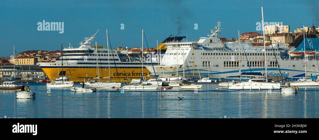 FRANCE.CORSE DU SUD (2A) AJACCIO.PORT DE PLAISANCE D'AMIRAUTÉ.LES FERRIES DE CORSE ET LES FERRIES MERIDIONALE AMARRÉS Banque D'Images