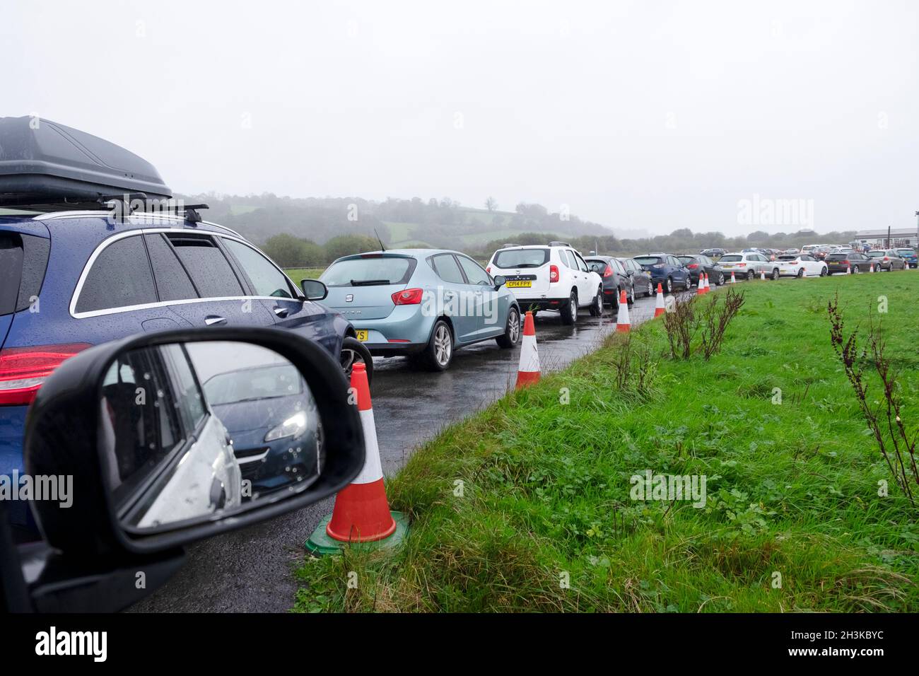 Les gens qui font la queue dans la file d'attente des voitures pour obtenir le coronavirus Pfizer Covid booster jab au centre d'essais de Carmarthen au pays de Galles au Royaume-Uni Banque D'Images