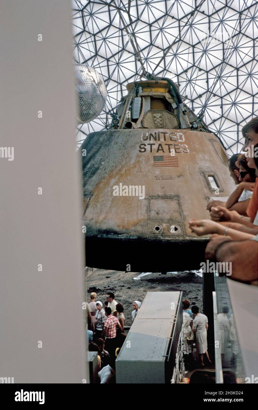 Intérieur du pavillon américain à Expo 67, Montréal, Québec, Canada en 1967.Le pavillon des États-Unis a utilisé sa plus haute plate-forme pour son exposition spatiale intitulée destination Moon.Plusieurs bateaux ont été suspendus du plafond du pavillon – Apollo (illustré ici) et Gemini capsules.Le pavillon des États-Unis était un hémisphère dôme géodésique conçu par l'architecte Richard Buckminster Fuller.Le pavillon des États-Unis est maintenant la Biosphère, un musée dédié à l'environnement.Cette image est tirée d'une ancienne transparence couleur Kodak amateur prise par un visiteur de la foire, une photographie vintage des années 1960. Banque D'Images