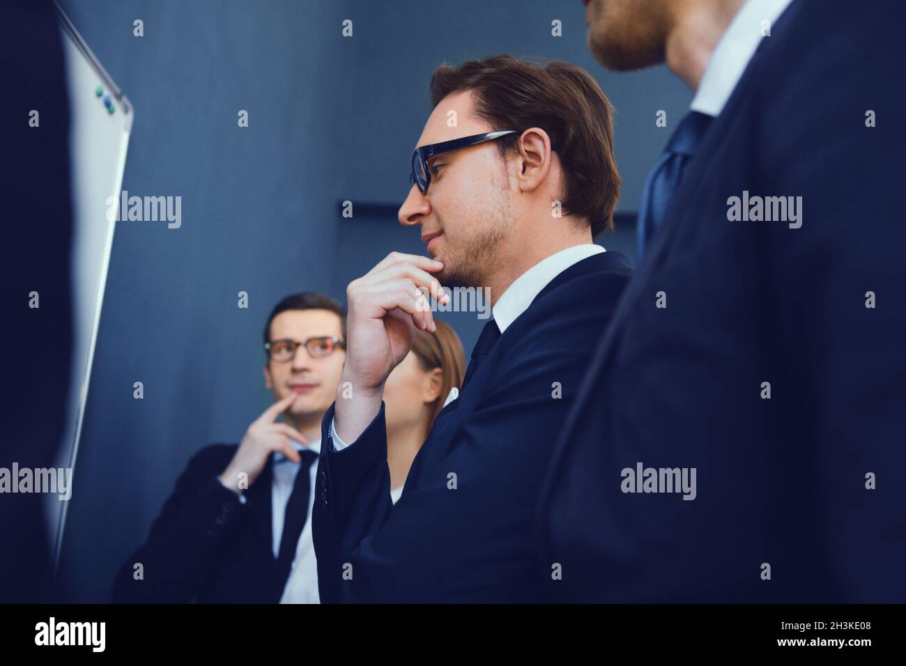 Les gens d'affaires ayant sur présentation au bureau Banque D'Images