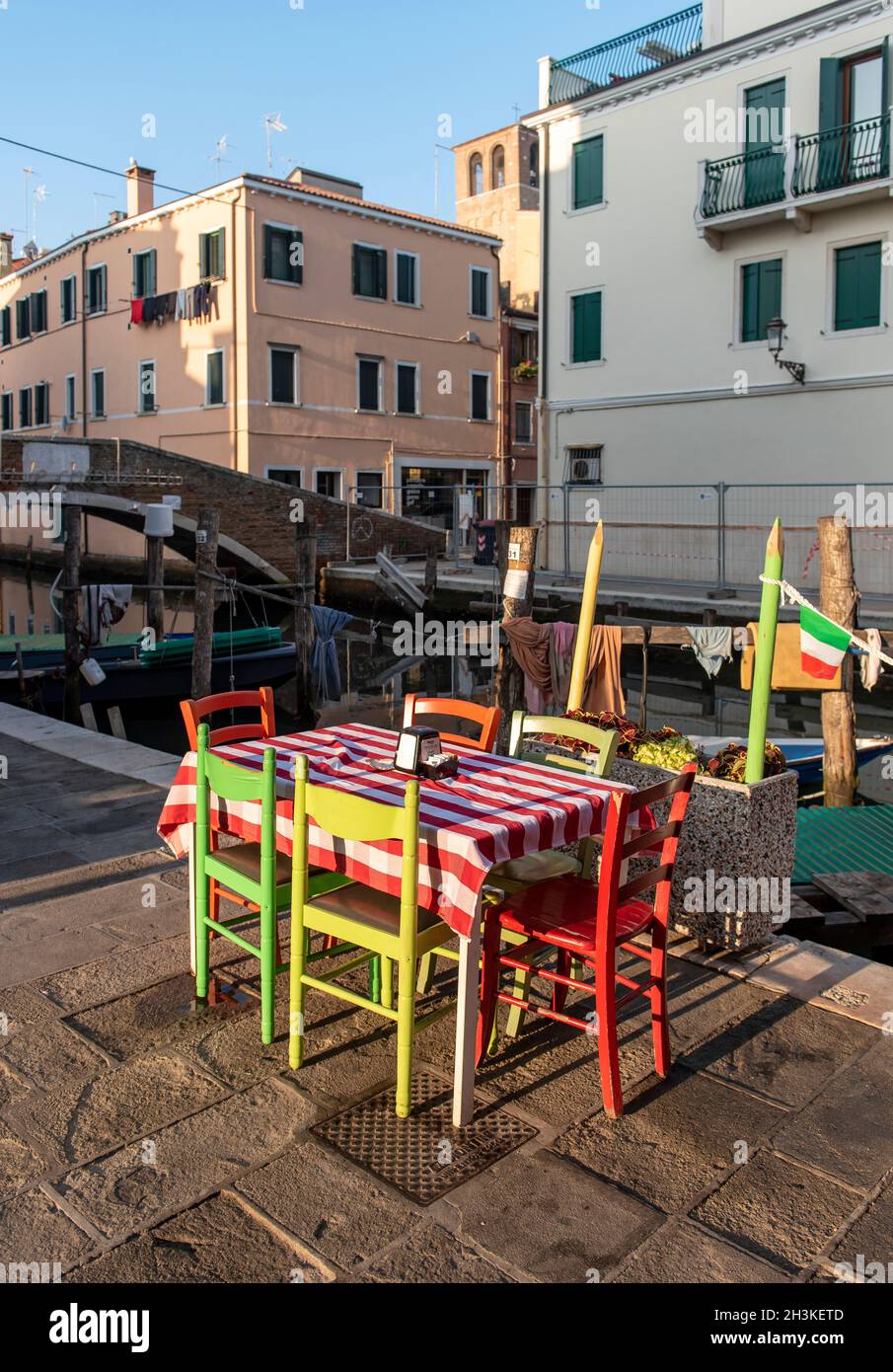 Table de restaurant extérieure près du Canal Vena, Chioggia, Venise, Italie Banque D'Images