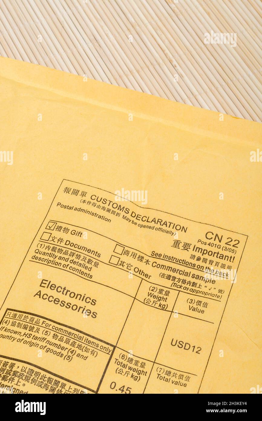Autocollant / signe CN22 de la déclaration des douanes sur l'envoi d' enveloppes de courrier jaune-marron ou l'emballage en provenance de  Chine.Pour les exportations chinoises, atelier du monde Photo Stock - Alamy