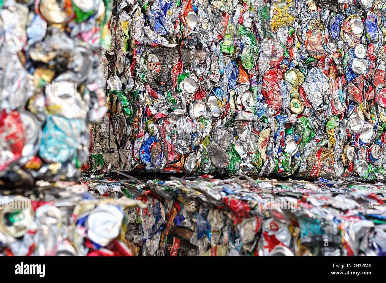 Les boîtes en aluminium extrudé dans une usine de transformation de matières premières secondaires. Banque D'Images
