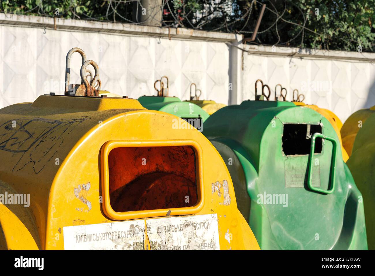 Des poubelles de couleur pour le tri de déchets par catégorie. Banque D'Images