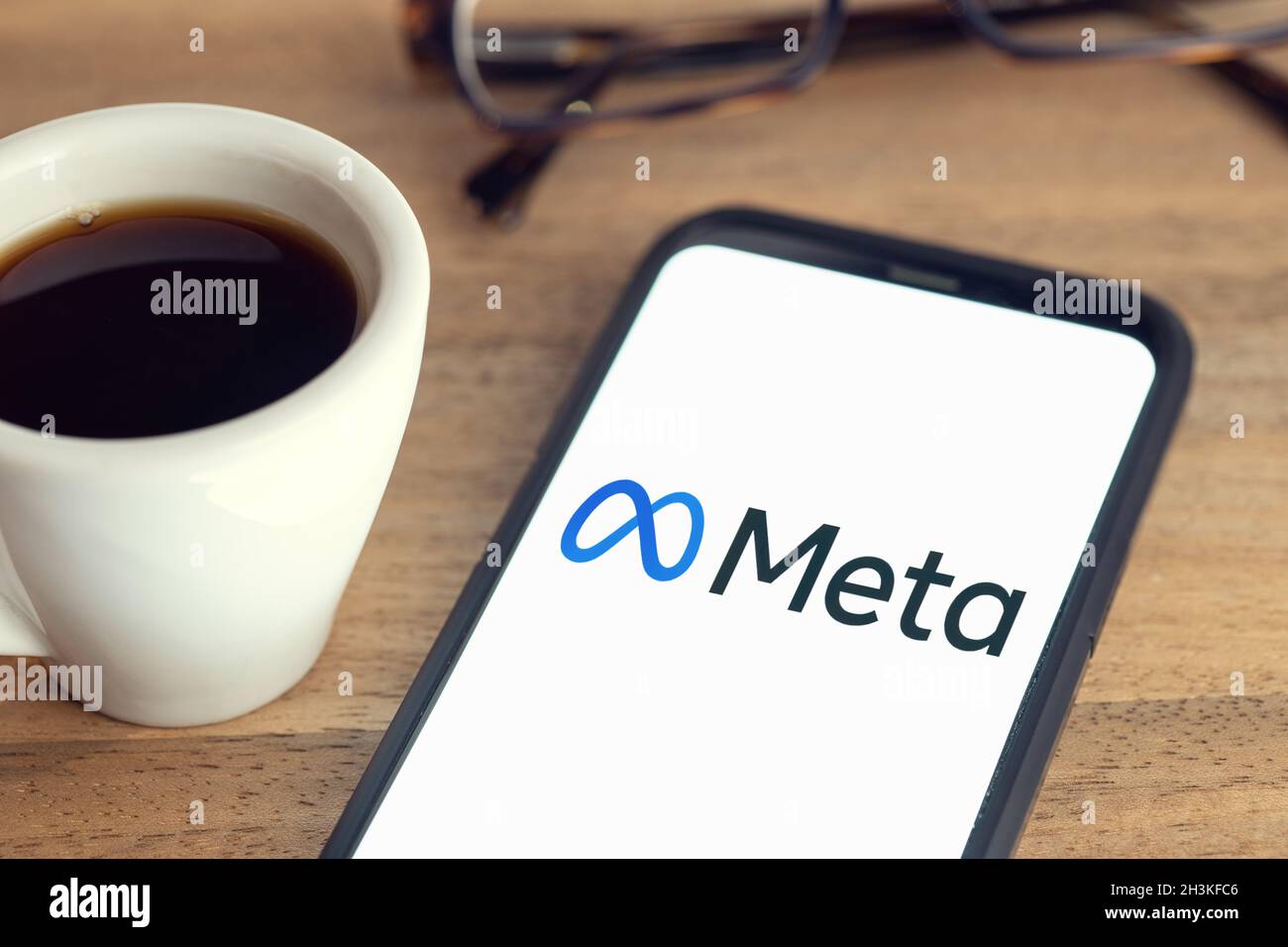 Galice, Espagne; 15 février 2021: Logo META sur écran de téléphone intelligent sur table en bois Banque D'Images