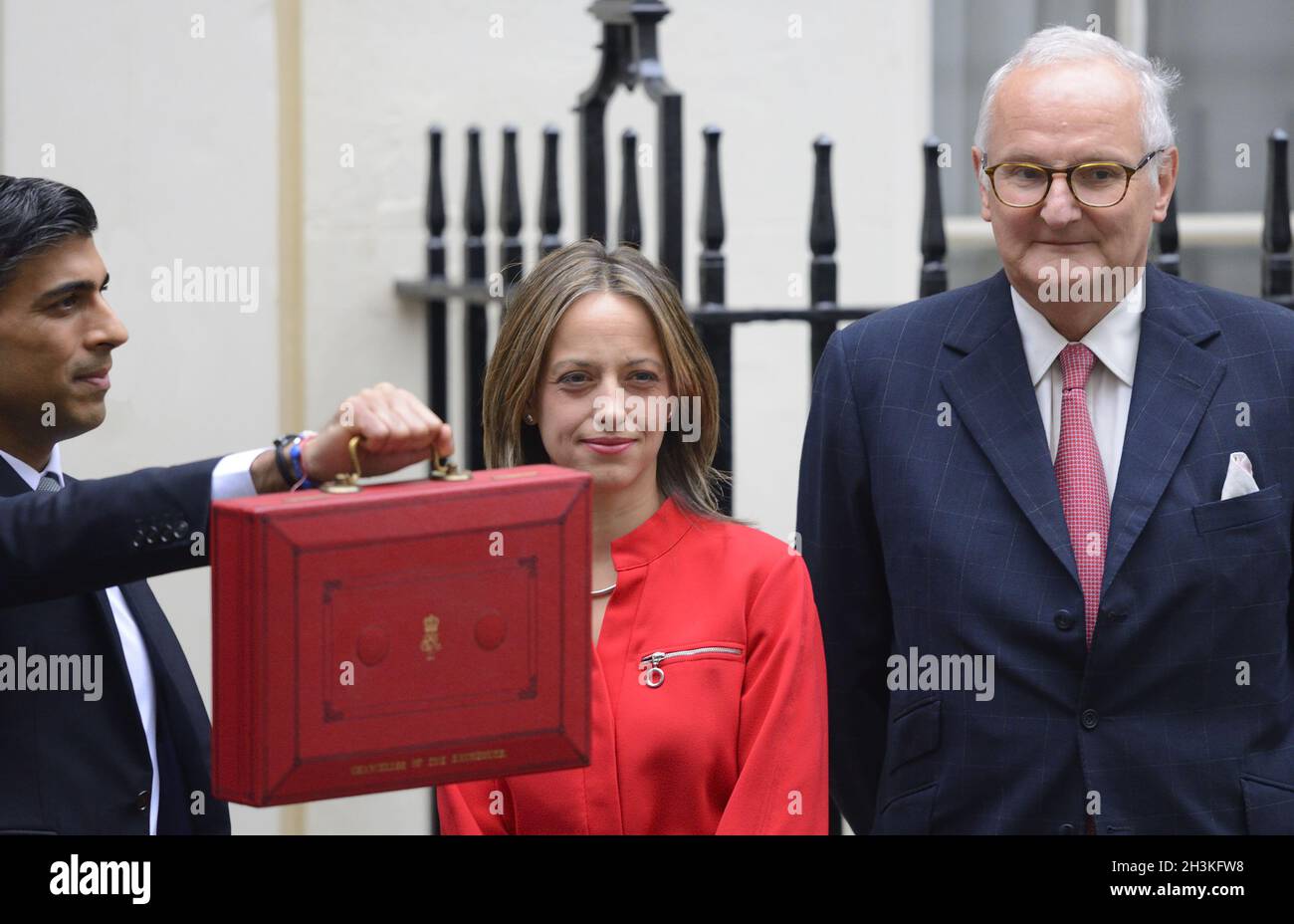 Rishi Sunak et son équipe du Trésor, à l'extérieur du 11 Downing Street avant le discours du budget de Rishi Sunak, le 27 octobre 2021.Rishi Sunak; Helen Whately MP (Exc Banque D'Images