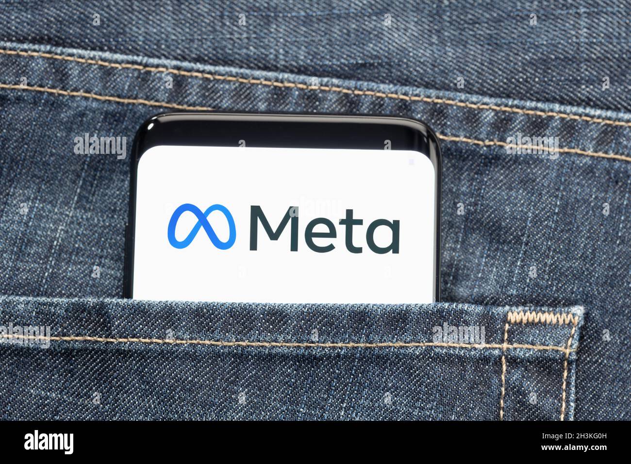 Galice, Espagne, 27 juillet 2021 : smartphone dans un Jean de poche avec logo Meta à l'écran Banque D'Images