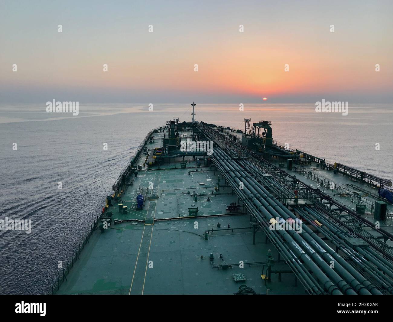 Un navire est en cours de mer le soir, vue depuis les ailes du pont Banque D'Images