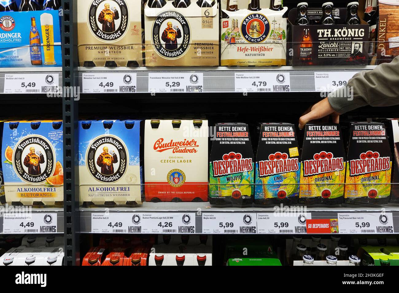 6 bouteilles de bière dans un supermarché Banque D'Images