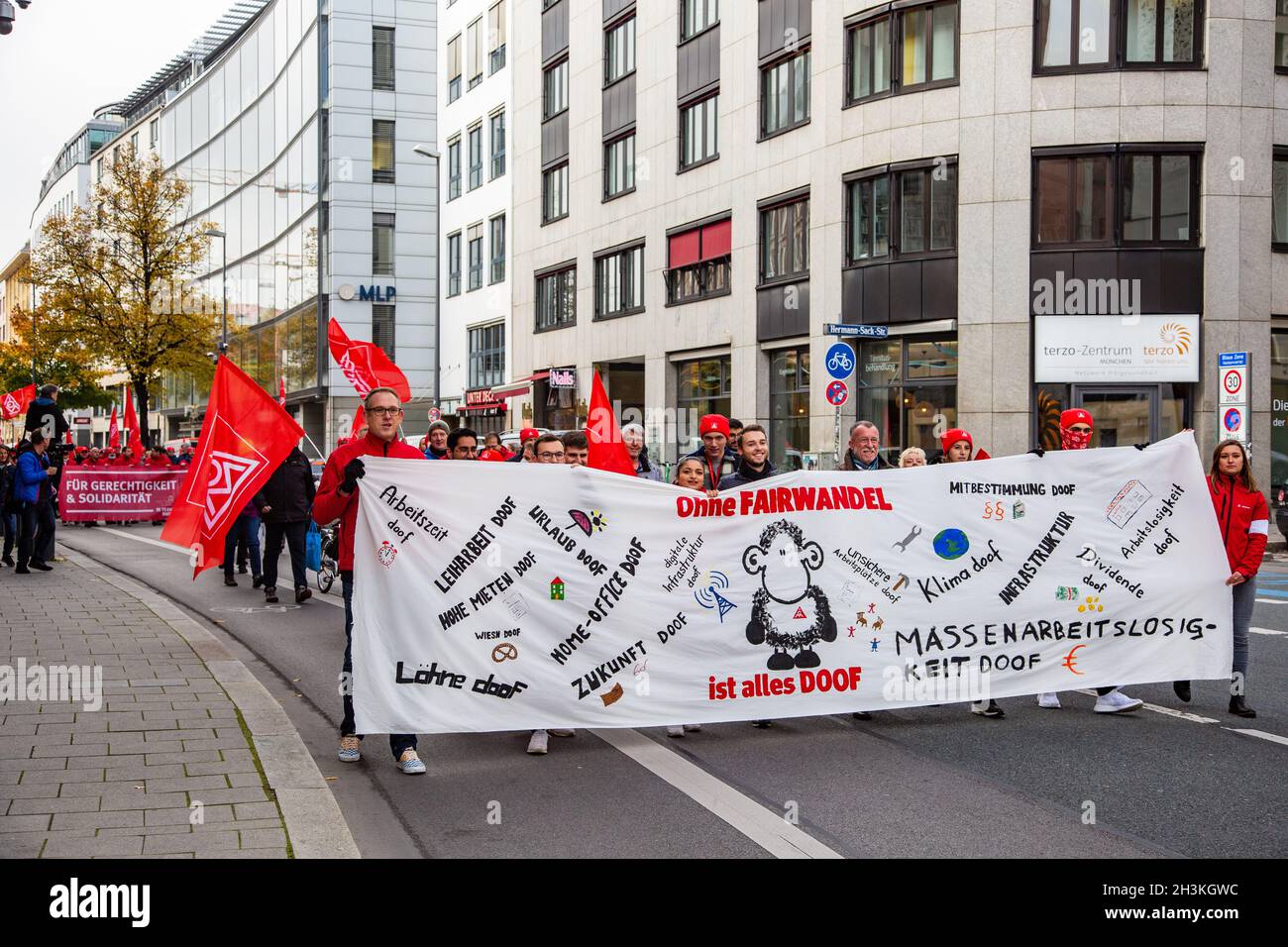 AM 29.Oktober 2021 versammelten sich ein paar wenige hunbert IG Metaller in München um von verschiedenen Fingern zu einer Kundgebung am Odeonsplatz zu demonstrieren.Betrieb einer Bündnis 90/Die Grünen und FDP, unter anderem Klimagerechtigkeit, faire Löhne, ein Ende der Schuldenbremmse und keine Flexibilisierung der Arbeitszeiten.- le 29 octobre 2021, quelques centaines de syndicalistes de l'IG Metall se sont réunis à Munich, en Allemagne, pour protester devant les QG du CSU, du SPD, des Verts et du FDP.Ils exigent la justice climatique, des salaires équitables, une fin du frein à la dette et pas de fle Banque D'Images
