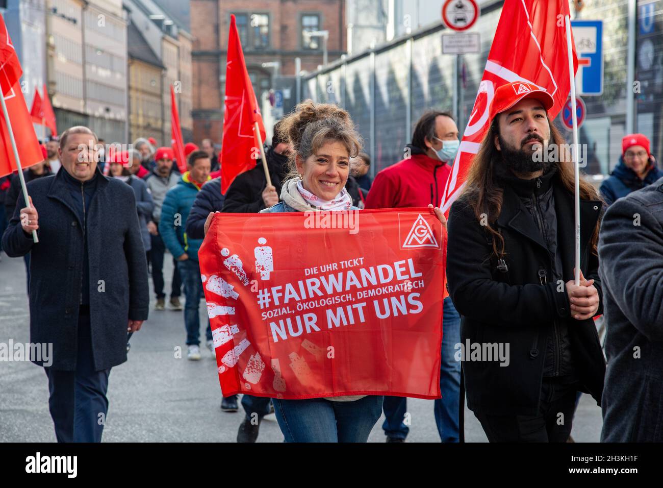 AM 29.Oktober 2021 versammelten sich ein paar wenige hunbert IG Metaller in München um von verschiedenen Fingern zu einer Kundgebung am Odeonsplatz zu demonstrieren.Die 90 Grünen und FDP, unter anderem Klimagerechtigkeit, faire Löhne, ein Ende der Schuldenbremmse und keine Flexibilisierung der Arbeitszeiten.- le 29 octobre 2021, quelques centaines de syndicalistes de l'IG Metall se sont réunis à Munich, en Allemagne, pour protester devant les QG du CSU, du SPD, des Verts et du FDP.Ils exigent la justice climatique, des salaires équitables, une fin du frein à la dette et pas de fle Banque D'Images