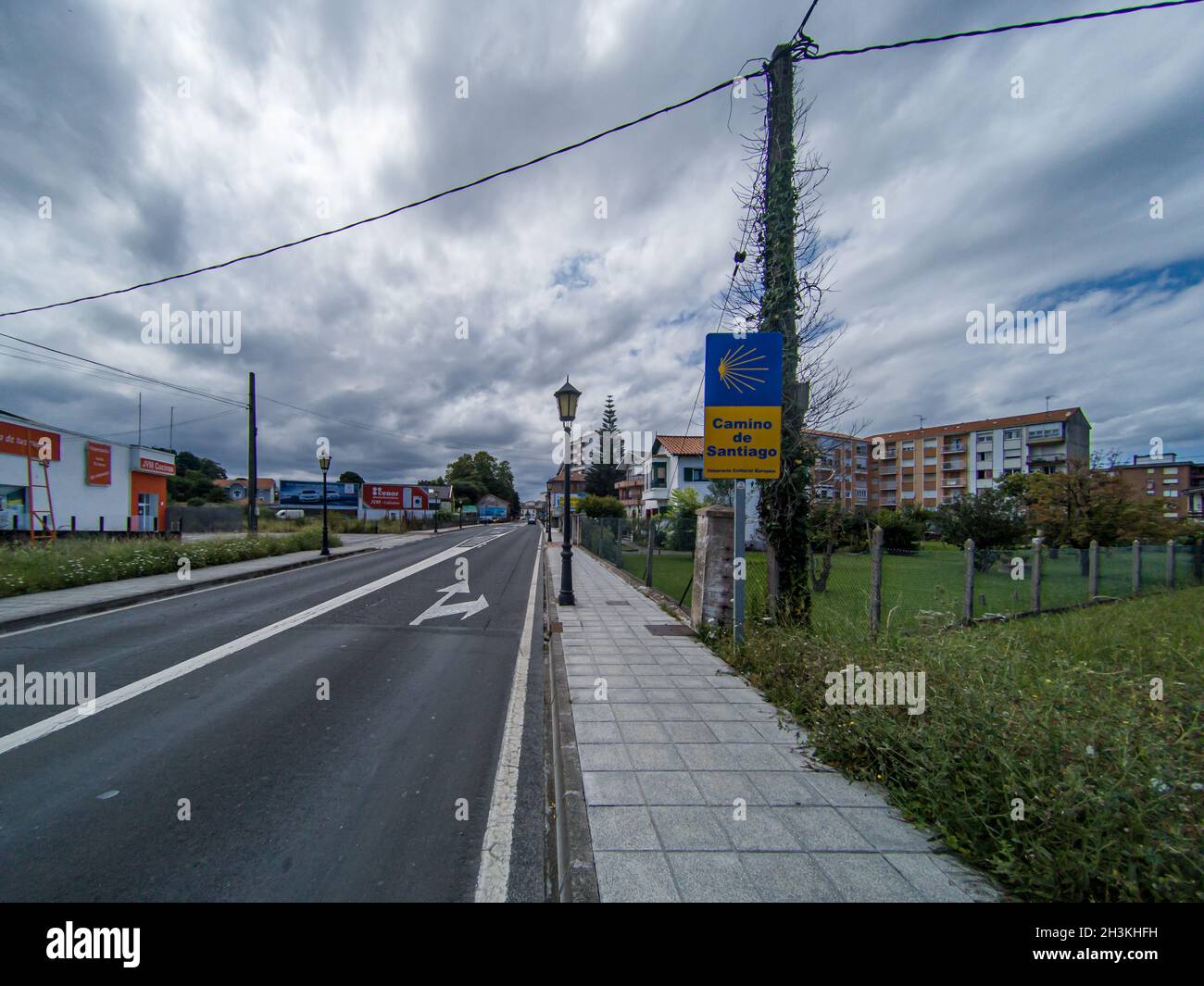 BILBAO, ESPAGNE - 24 août 2021 : une belle photo des panneaux routiers pour le pèlerinage de Saint Jacques de Compostelle et Saint Jacques de Compostelle Banque D'Images