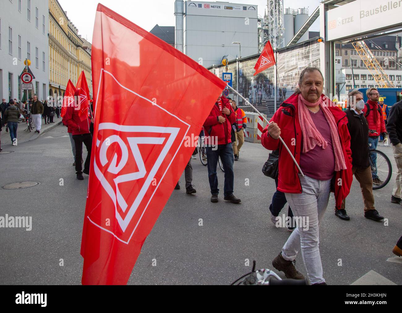 AM 29.Oktober 2021 versammelten sich ein paar wenige hunbert IG Metaller in München um von verschiedenen Fingern zu einer Kundgebung am Odeonsplatz zu demonstrieren.Die 90 Grünen und FDP, unter anderem Klimagerechtigkeit, faire Löhne, ein Ende der Schuldenbremmse und keine Flexibilisierung der Arbeitszeiten.- le 29 octobre 2021, quelques centaines de syndicalistes de l'IG Metall se sont réunis à Munich, en Allemagne, pour protester devant les QG du CSU, du SPD, des Verts et du FDP.Ils exigent la justice climatique, des salaires équitables, une fin du frein à la dette et pas de fle Banque D'Images