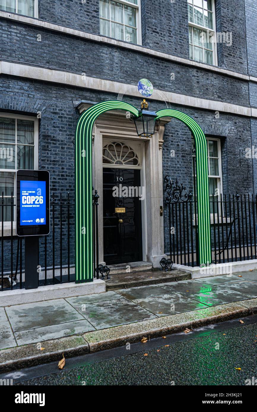 LONDRES, ROYAUME-UNI.29 octobre 2021.La porte du 10 Downing Street est décorée de lumières LED vertes à économie d'énergie et d'un globe avant le sommet COP26 à Glasgow dimanche.La Conférence des Nations Unies sur les changements climatiques de 2021, également connue sous le nom de COP26, est la 26e Conférence des Nations Unies sur les changements climatiques qui réunira les dirigeants de plus de 150 comtés pour accélérer l'action vers les objectifs de l'Accord de Paris et qui s'est tenue entre le 31 octobre et le 12 novembre 2021,Sous la co-présidence du Royaume-Uni et de l'Italie pour s'attaquer au réchauffement climatique et à la crise climatique.Credit: amer ghazzal / Alamy Live News Banque D'Images