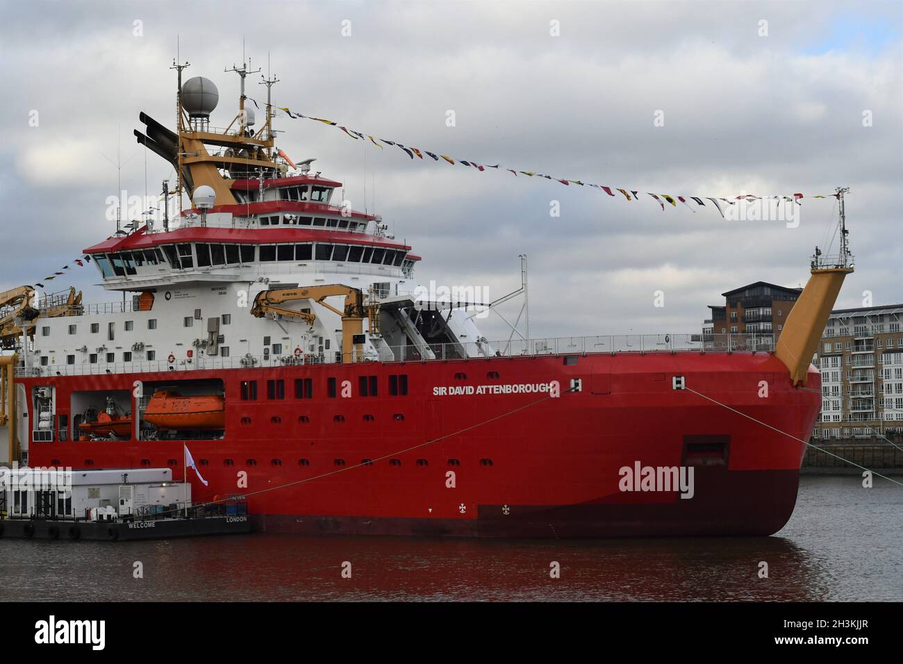 Le navire de recherche Sir RRS David Attenborough est amarré à Cutty Sark sur la Tamise Banque D'Images