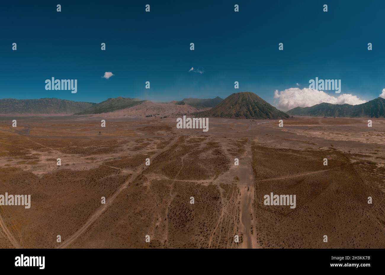 Vue cinématique du magnifique volcan du Mont Bromo avec le désert à l'est de Java Banque D'Images