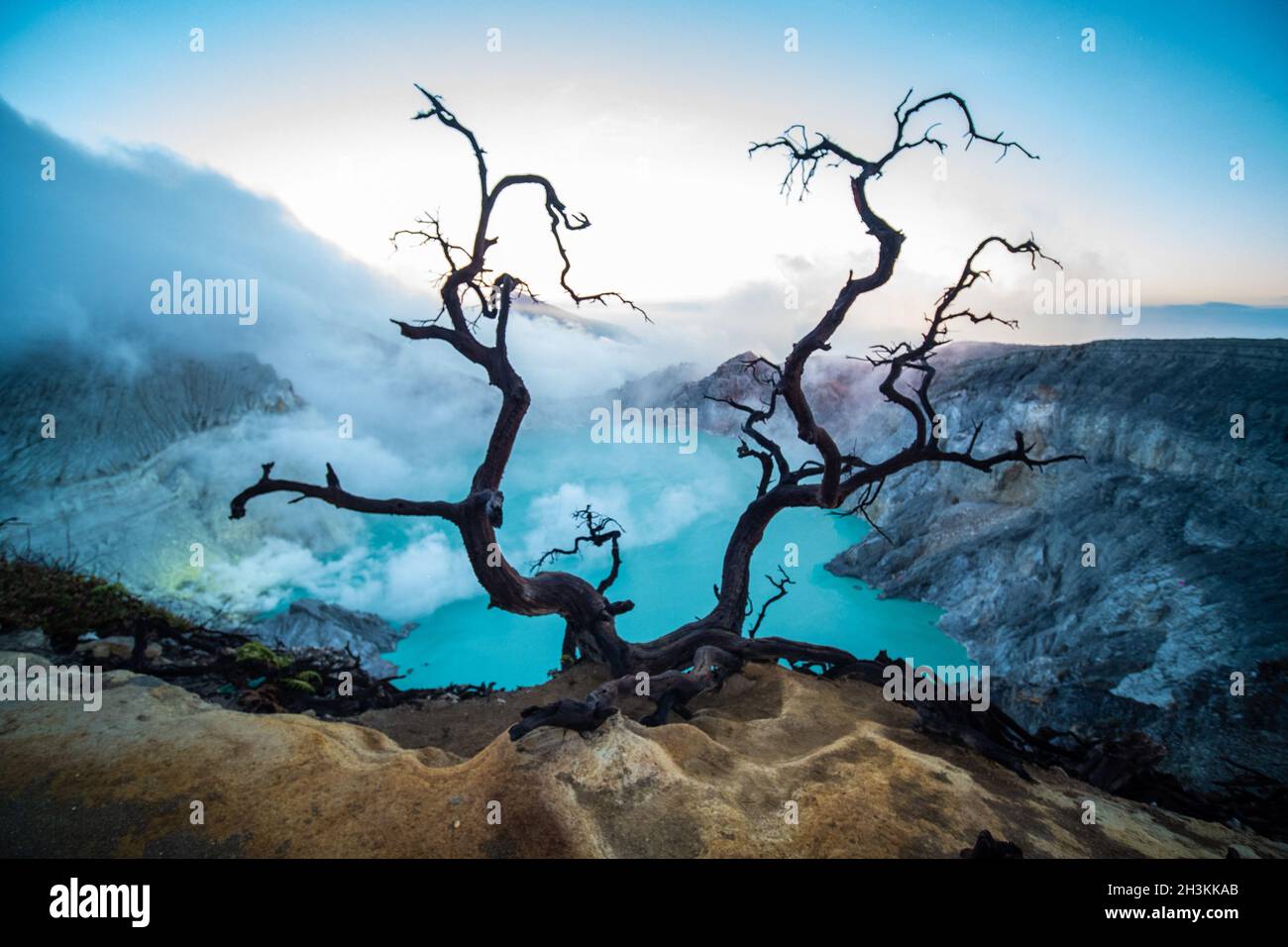 Vue aérienne du magnifique volcan Ijen avec le lac acide et le gaz de soufre provenant du cratère Banque D'Images