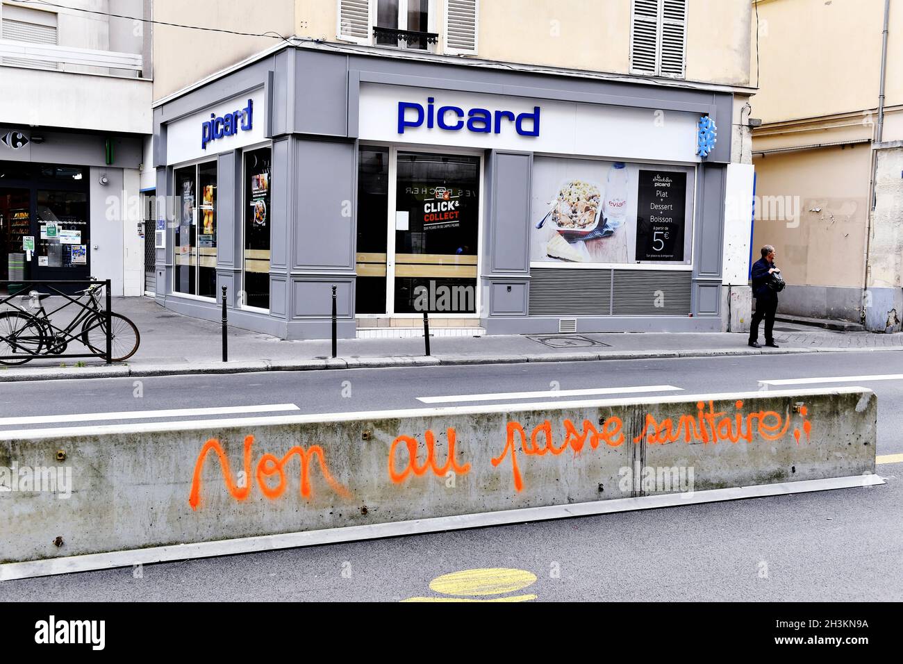Inscription du passe sanitaire anti dans la rue de Vaugirard - Paris - France Banque D'Images