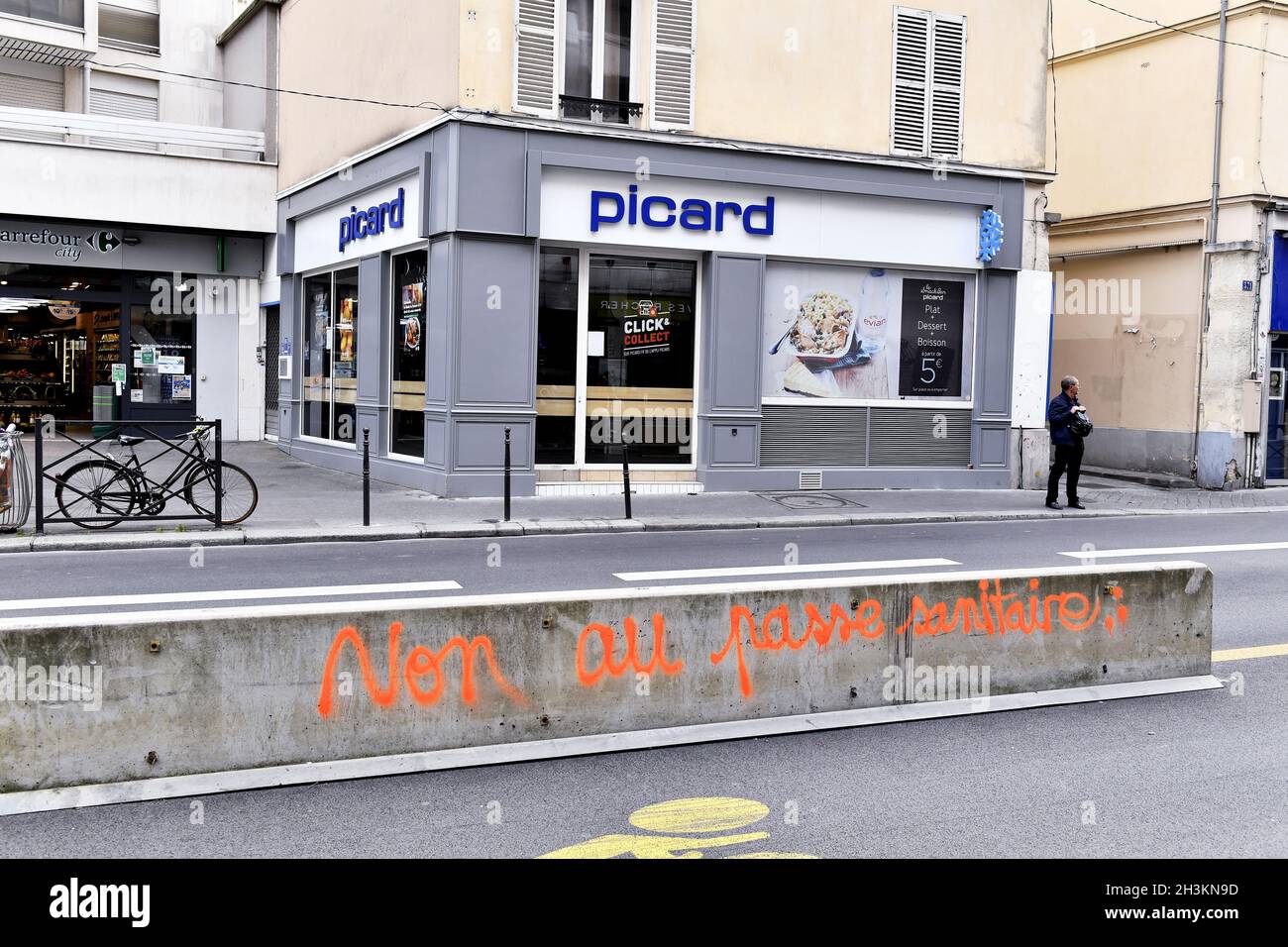 Inscription du passe sanitaire anti dans la rue de Vaugirard - Paris - France Banque D'Images