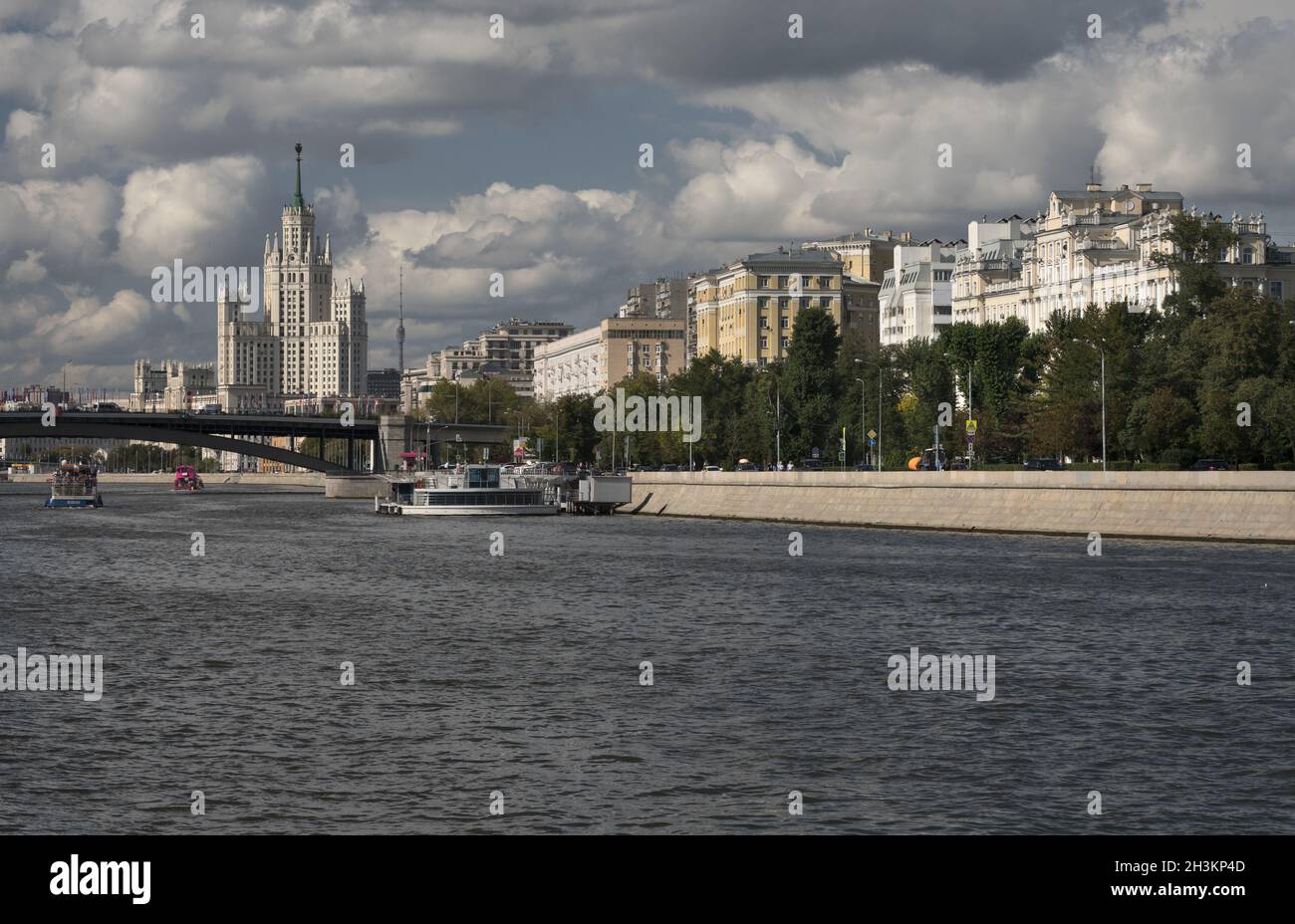 La Russie, Moscou, Centre de la ville vue sur la rivière, le pont et les bâtiments de styles différents. Banque D'Images