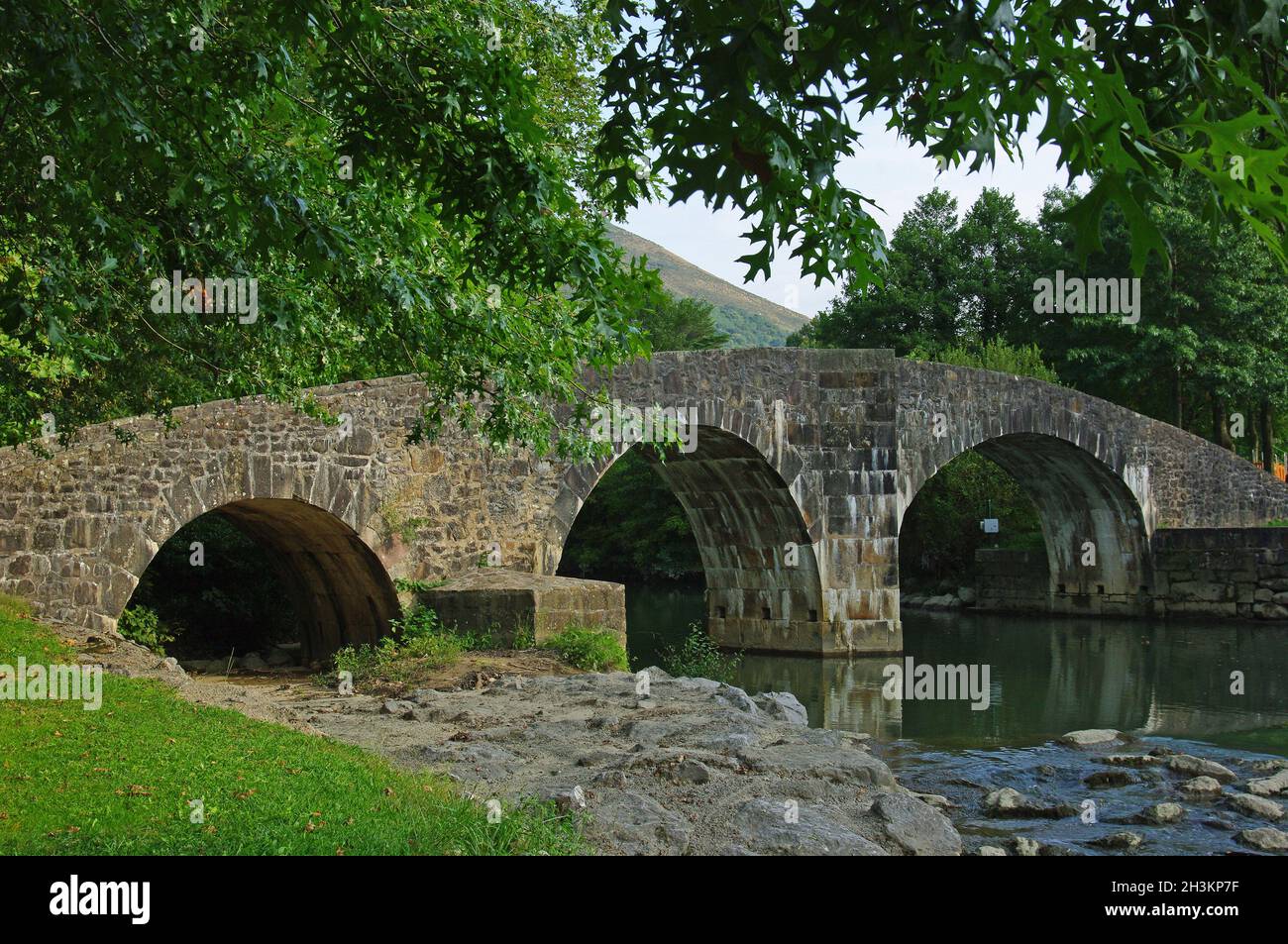 FRANCE.PYRÉNÉES ATLANTIQUES (64) PAYS BASQUE FRANÇAIS.ANCIEN PONT ROMAIN PRÈS D'ASCAN Banque D'Images