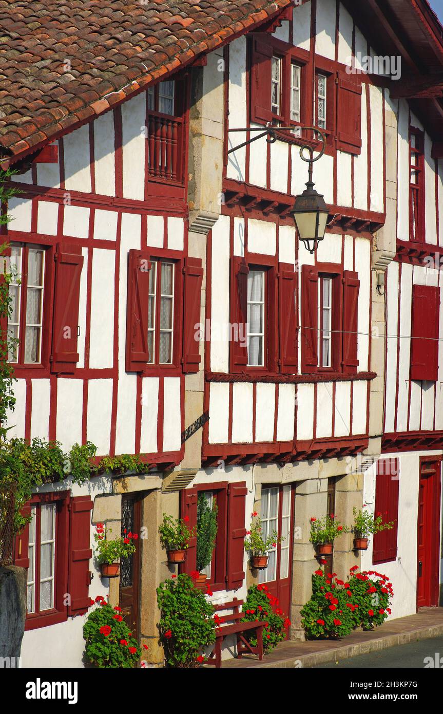 FRANCE.PYRÉNÉES ATLANTIQUES (64) PAYS BASQUE FRANÇAIS.VILLAGE D'ASCAIN Banque D'Images