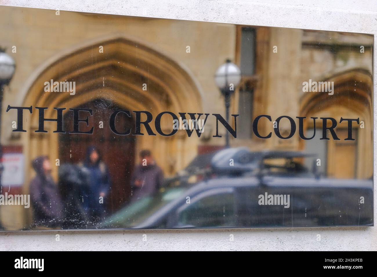 Bristol, Royaume-Uni.29 octobre 2021.Le jury a été envoyé pour examiner son verdict, de sorte que les médias se sont rassemblés devant la Cour de la Couronne de Bristol en prévision du résultat.Le défendeur Ryan Roberts est accusé d'incendie criminel, de tentative d'incendie criminel et de Riot lors des manifestations de tuer le projet de loi en mars 2021.Le défendeur refuse les accusations.Crédit : JMF News/Alay Live News Banque D'Images Bristol, Royaume-Uni.29 octobre 2021.Le jury a été envoyé pour examiner son verdict, de sorte que les médias se sont rassemblés devant la Cour de la Couronne de Bristol en prévision du résultat.Le défendeur Ryan Roberts est accusé d'incendie criminel, de tentative d'incendie criminel et de Riot lors des manifestations de tuer le projet de loi en mars 2021.Le défendeur refuse les accusations.Crédit : JMF News/Alay Live News Banque D'Images