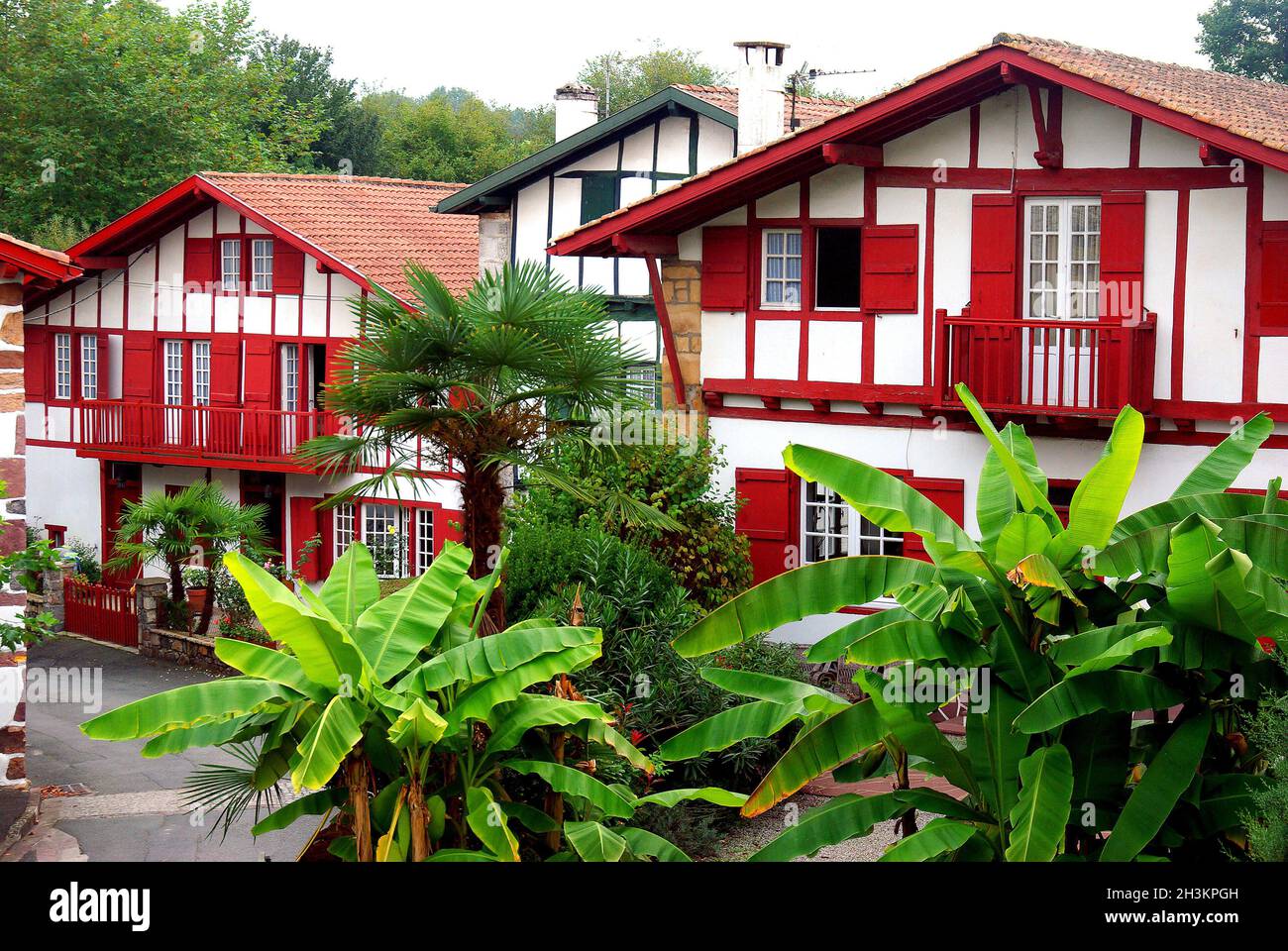 FRANCE.PYRÉNÉES ATLANTIQUES (64) PAYS BASQUE FRANÇAIS.VILLAGE D'AINHOA.MAISON TRADITIONNELLE Banque D'Images