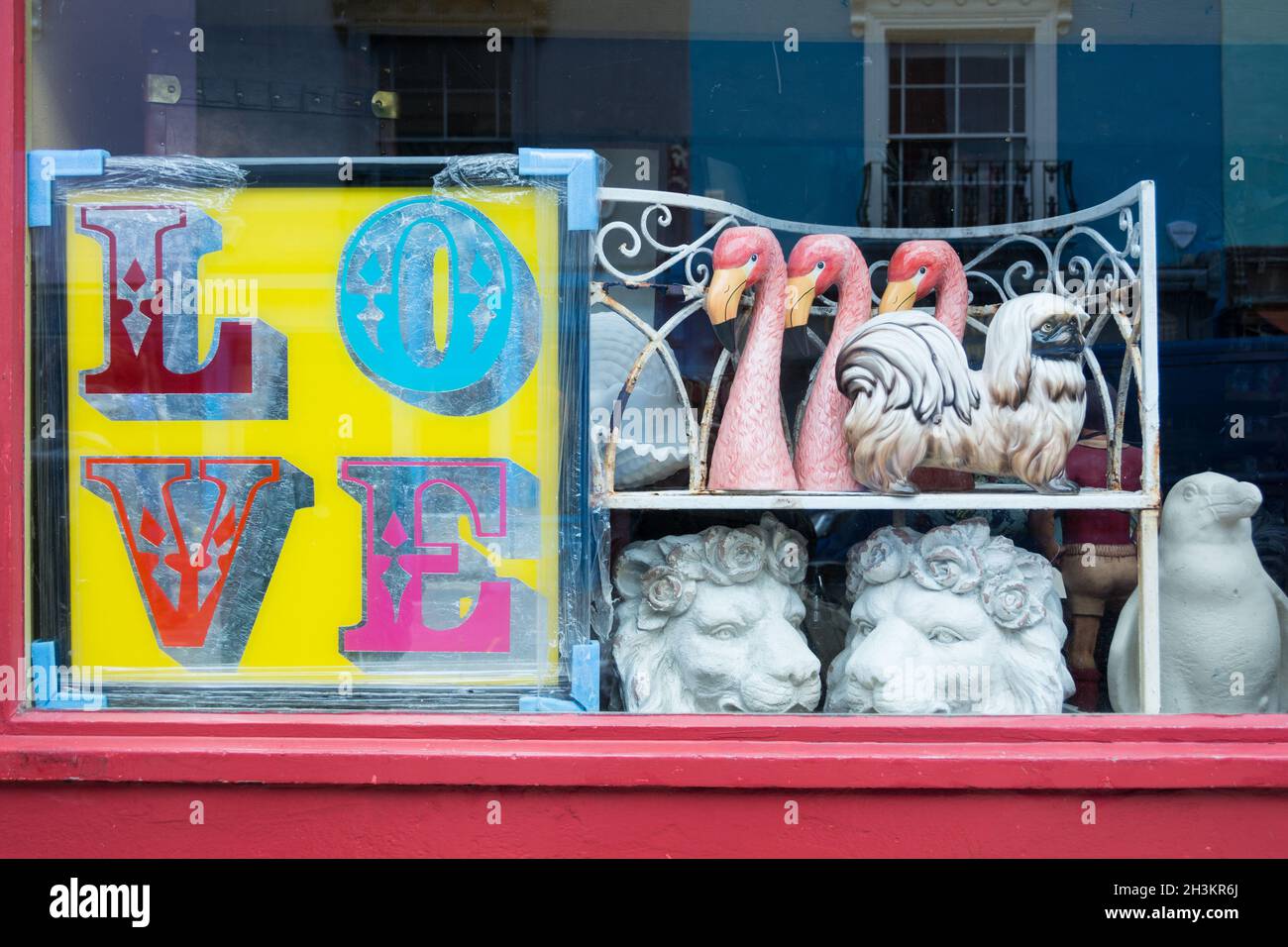 Gros plan de l'enseigne d'amour et des flamants roses dans la boutique d'antiquités d'Alice sur Portobello Road, Kensington, Londres, Angleterre, Royaume-Uni Banque D'Images
