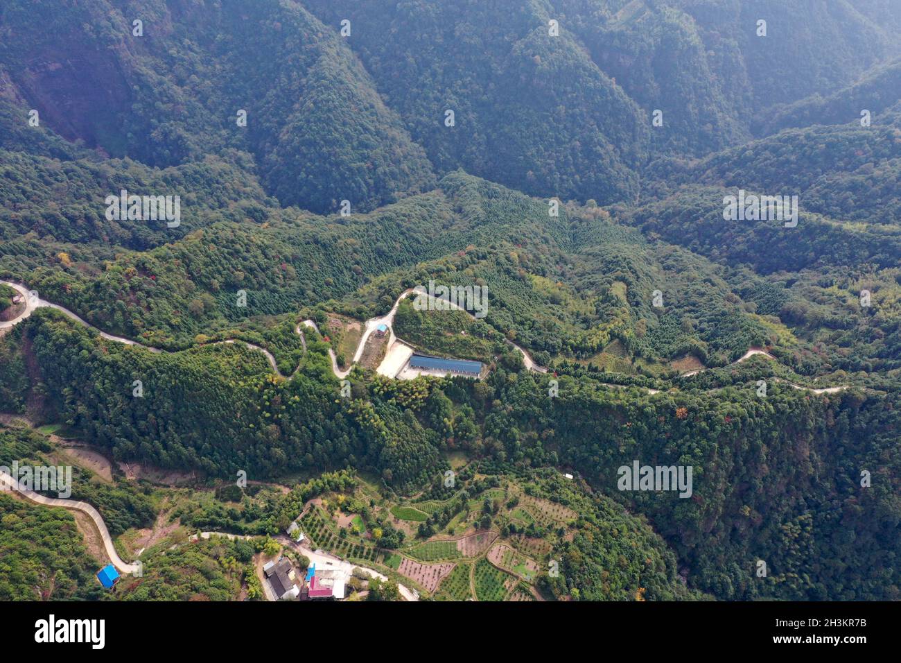 (211029) -- LINGCHUAN, 29 octobre 2021 (Xinhua) -- la photo aérienne montre une vue du canton de Haiyang, comté de Lingchuan, région autonome de Guangxi Zhuang, au sud de la Chine, 28 octobre 2021.Le professeur rural Qin Xingguo travaille au centre d'enseignement d'Antai dans le canton de Haiyang.Au cours des 27 dernières années, Qin s'est consacré à aider les enfants ici à réaliser leurs rêves par l'éducation.En tant que tout-petit, le pied droit de Qin Xingguo était paralysé en raison de la polio.Depuis 1994, il enseigne dans trois endroits différents, à 15 kilomètres de chez lui.'En raison de mon handicap de jambe, il me prend plus de f Banque D'Images