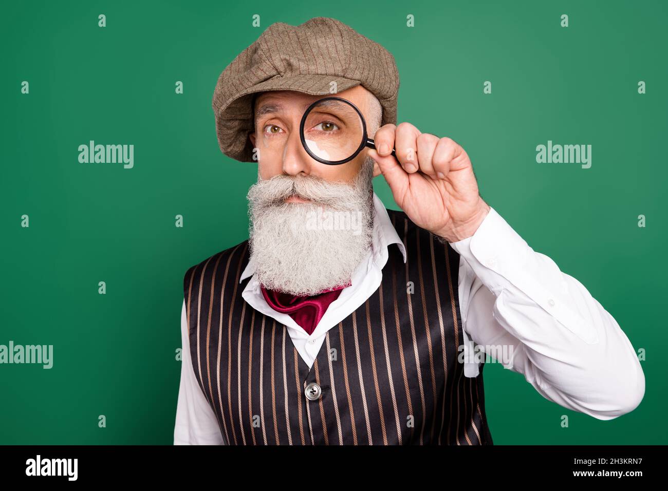 Photo de l'inspecteur vintage élégant tenir la loupe montre oeil port  chapeau rayé costume foulard sur fond vert couleur Photo Stock - Alamy