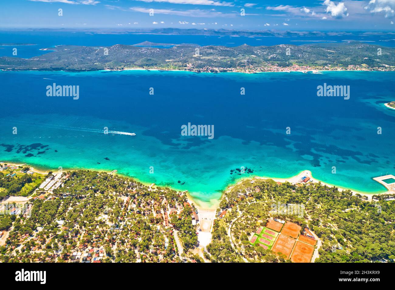 Biograd na Moru, plage turquoise idyllique et vue aérienne de l'île de Pasman, région de Dalmatie en Croatie Banque D'Images