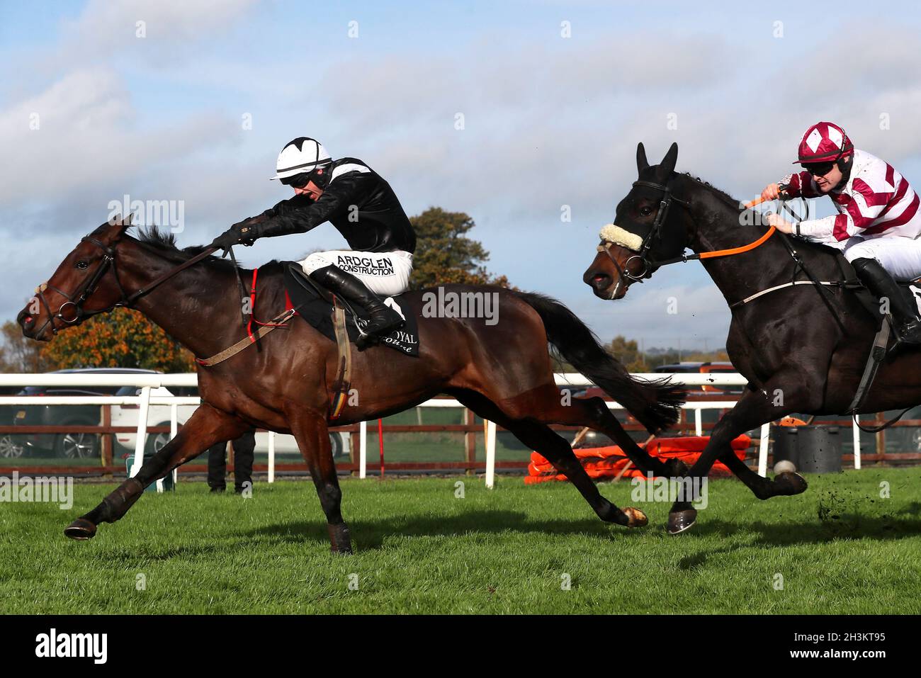 Imperméable et envahissant par le jockey Brian Hayes (à gauche) sur le chemin de gagner l'Irish Stallion Farms EBF Mares Novice hit with sit down Lucy monté par le jockey Kevin Sexton deuxième au cours de la première journée du Ladbrokes Festival of Racing à Down Royal racecourse, Lisburn.Date de la photo: Vendredi 29 octobre 2021. Banque D'Images