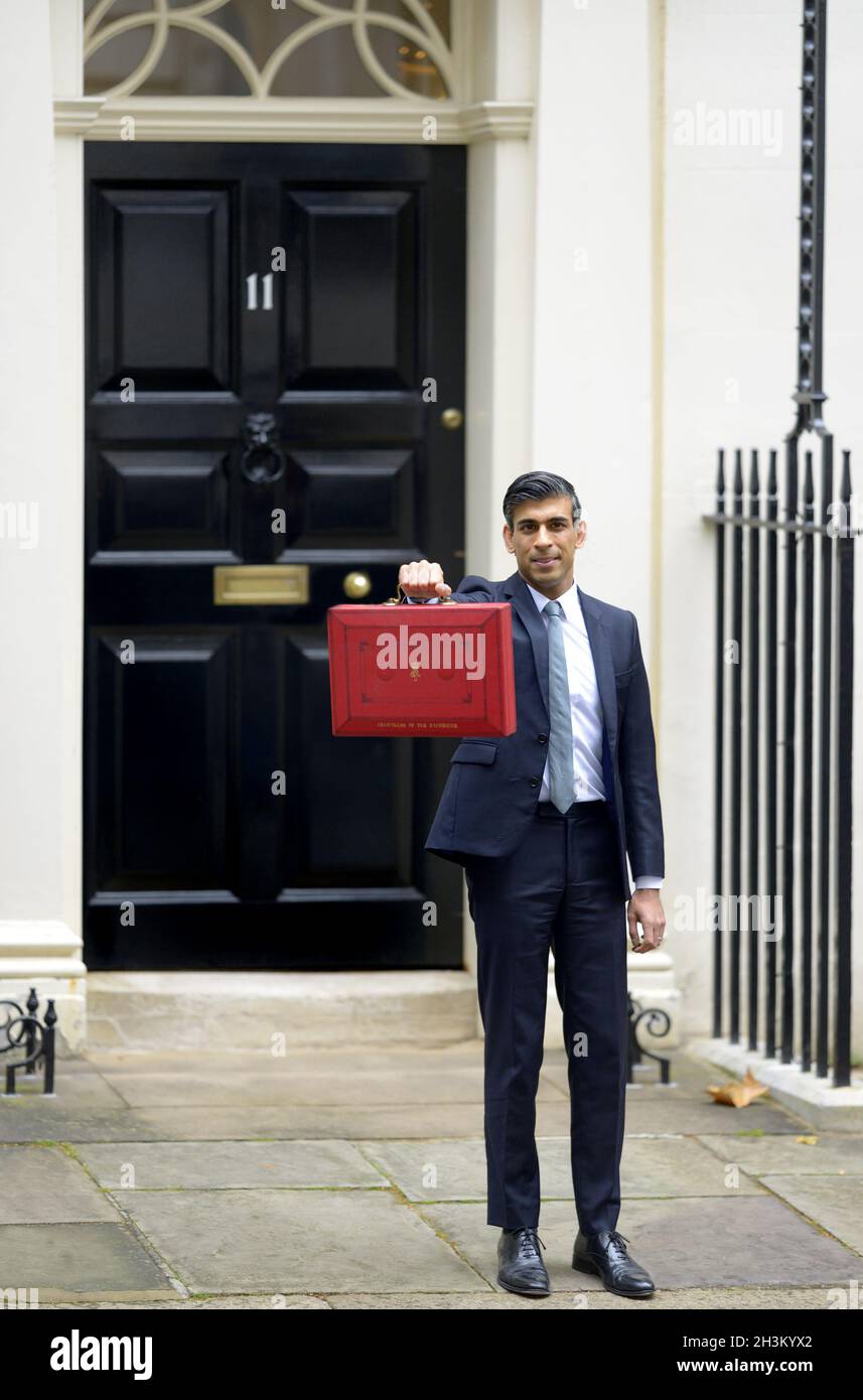 Rishy Sunak, chancelier de l'Échiquier, quitte Downing Street avant son discours du budget, le 27 octobre 2021 Banque D'Images