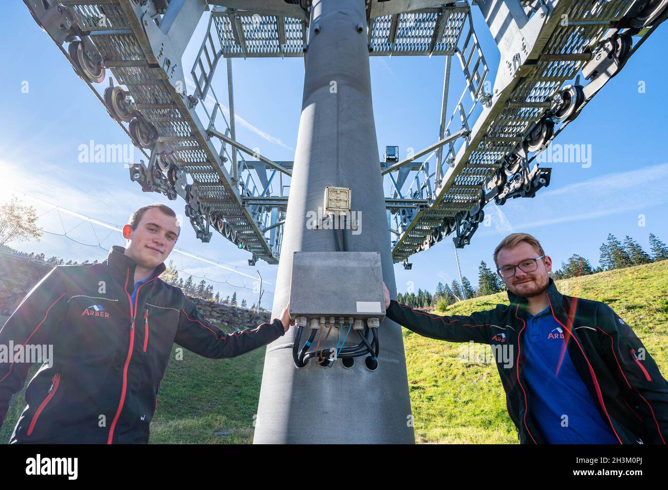 Bayerisch Eisenstein, Allemagne.29 octobre 2021.Les techniciens Jonas Wallner (r) et David Haas se tiennent au mât d'une station de levage.Comme le technicien en téléphérique n'est pas une description de poste reconnue en Allemagne, les techniciens ont terminé leur formation en Autriche à la Landesberufsschule Hallein, dans la province de Salzbourg.(À dpa: ''nous aimons bricoler' - les stagiaires en technologie de ropeway construisent le ski lift') Credit: Armin Weigel/dpa/Alay Live News Banque D'Images