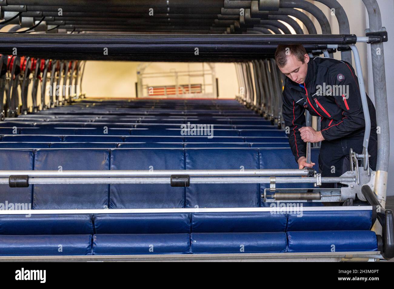 Bayerisch Eisenstein, Allemagne.29 octobre 2021.David Haas, technicien de câblage, travaille sur un télésiège.Comme le technicien en téléphérique n'est pas une description de poste reconnue en Allemagne, il a terminé sa formation en Autriche à Landesberufsschule Hallein, dans la province de Salzbourg.Credit: Armin Weigel/dpa/Alay Live News Banque D'Images
