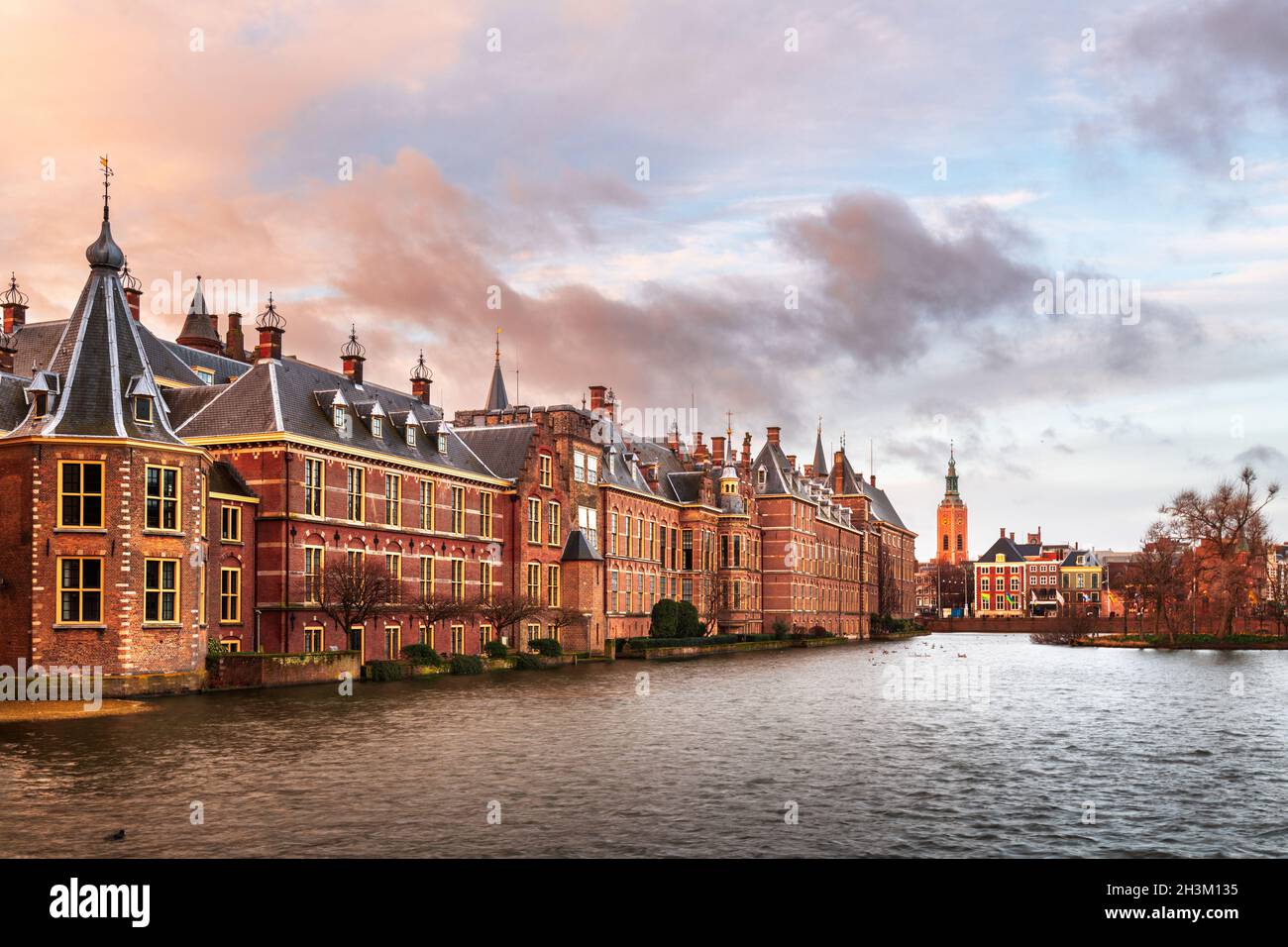 La Haye, pays-Bas à Binnenhof et douve au crépuscule. Banque D'Images