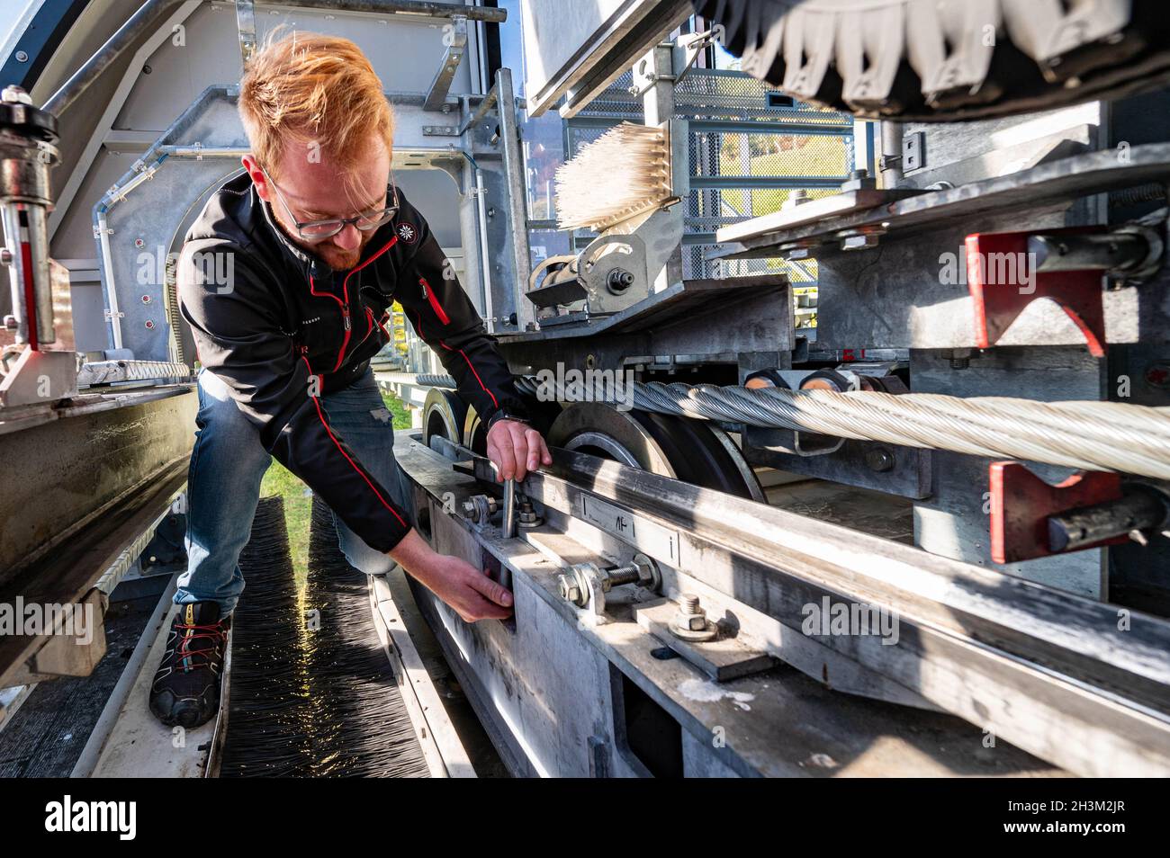 Bayerisch Eisenstein, Allemagne.29 octobre 2021.Jonas Wallner, technicien en téléphérique, travaille à une station de remontée mécanique.Comme le technicien en téléphérique n'est pas une description de poste reconnue en Allemagne, il a terminé sa formation en Autriche à Landesberufsschule Hallein, dans la province de Salzbourg.(À dpa: ''nous aimons bricoler' - les stagiaires en ropeway construisent les remontées mécaniques') crédit: Armin Weigel/dpa/Alay Live News Banque D'Images