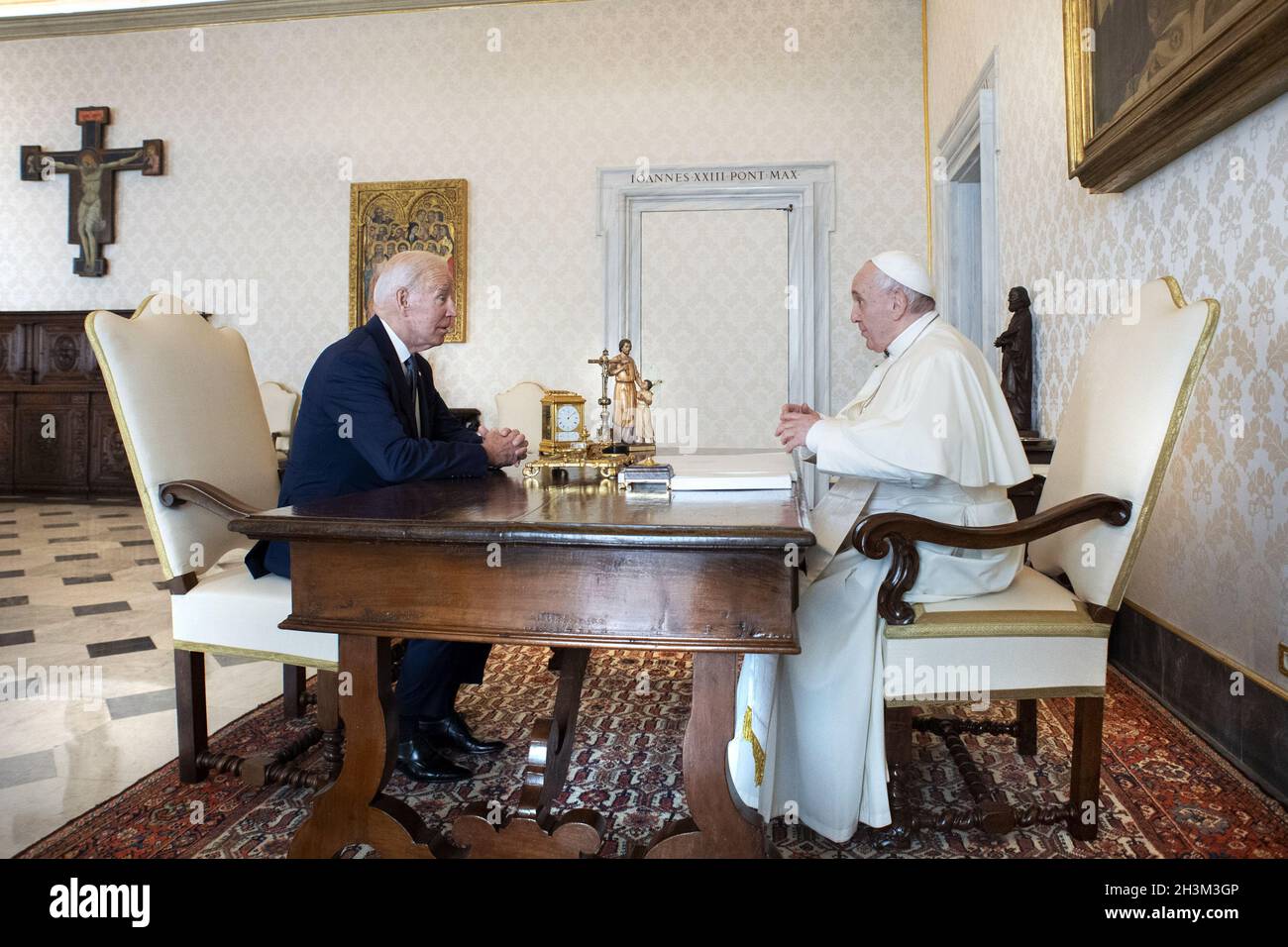 État de la Cité du Vatican, Cité du Vatican.29 octobre 2021.Le pape François rencontre le président des États-Unis Joe Biden lors d'une audience privée au Vatican le vendredi 29 octobre 2021.(USAGE ÉDITORIAL SEULEMENT) photo de Vatican Media/UPI crédit: UPI/Alay Live News Banque D'Images