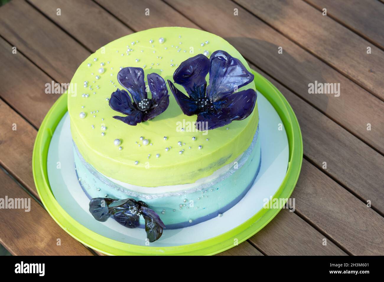 Gâteau d'anniversaire avec des fleurs Banque de photographies et d ...