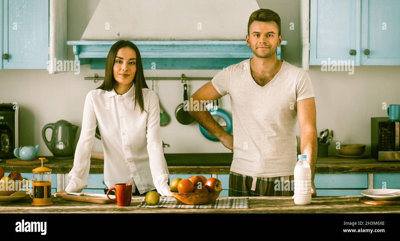 Couple souriant debout dans la cuisine à la maison, Portrait Banque D'Images